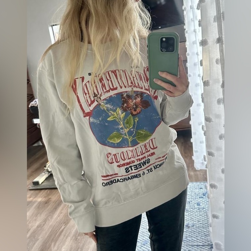Urban Outfitters Strawberry Vintage Inspired Ivory Pullover Sweatshirt Size S - Picture 1 of 16